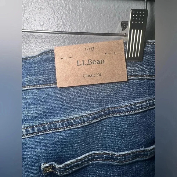 NWT LL Bean Women's Sz 18 Petite Classic Fit Med Wash Stretch Denim 38x28 NEW!!! - Picture 4 of 5